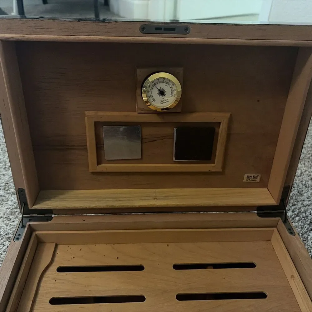 Man O War Large Humidor Spartan Battle Scene Laqured Wood Finish 100 Capacity